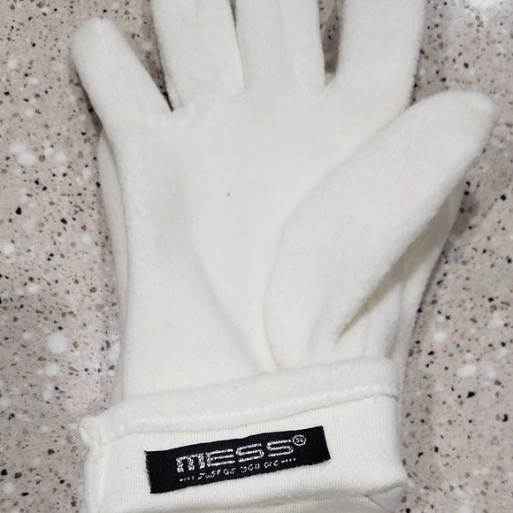 Winter Beanie.& Gloves. - Picture 8 of 10